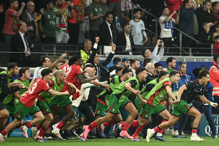 EURO 2024: Bồ Đào Nha vào tứ kết dù Ronaldo đá hỏng phạt đền- Ảnh 3. EURO 2024: Bồ Đào Nha vào tứ kết dù Ronaldo đá hỏng phạt đền- Ảnh 3.