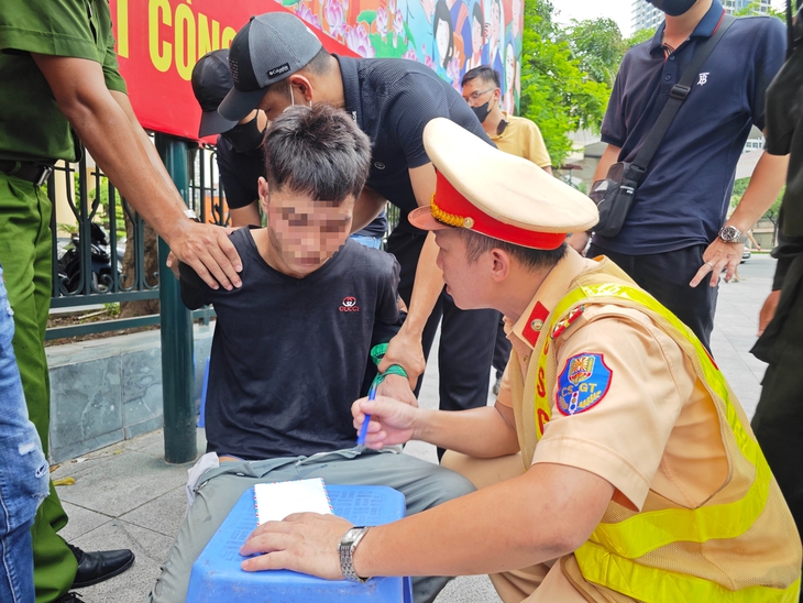 Bắt giữ nhiều đối tượng phạm pháp hình sự mang ma túy, hung khí theo người- Ảnh 3. Bắt giữ nhiều đối tượng phạm pháp hình sự mang ma túy, hung khí theo người- Ảnh 3.