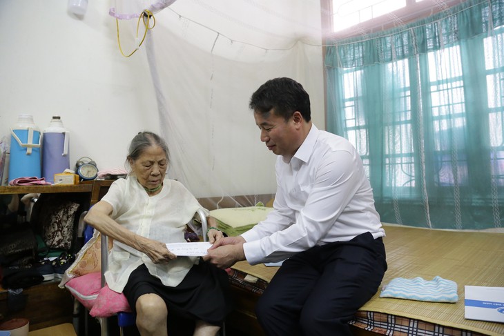 Ngày đầu tiên đã chi trả được 2 triệu người hưởng trợ cấp BHXH, lương hưu mới- Ảnh 1. Ngày đầu tiên đã chi trả được 2 triệu người hưởng trợ cấp BHXH, lương hưu mới- Ảnh 1.