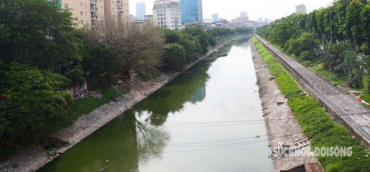 Ngỡ ngàng trước màu xanh lục của nước sông Tô Lịch- Ảnh 1. Ngỡ ngàng trước màu xanh lục của nước sông Tô Lịch- Ảnh 1.