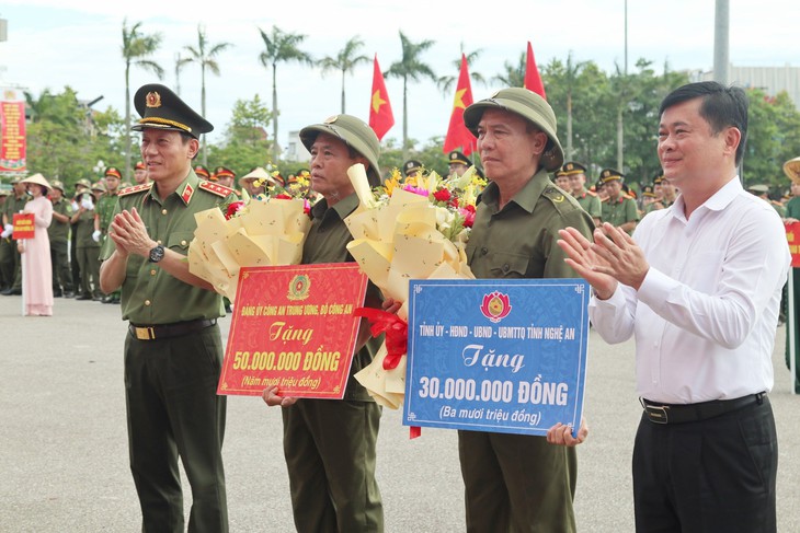 Chủ tịch nước Tô Lâm: 'Lực lượng tham gia bảo vệ ANTT ở cơ sở là cánh tay nối dài của Công an Nhân dân'- Ảnh 9. Chủ tịch nước Tô Lâm: 'Lực lượng tham gia bảo vệ ANTT ở cơ sở là cánh tay nối dài của Công an Nhân dân'- Ảnh 9.