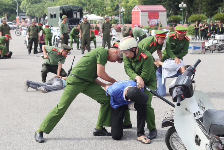 Chủ tịch nước Tô Lâm: 'Lực lượng tham gia bảo vệ ANTT ở cơ sở là cánh tay nối dài của Công an Nhân dân'- Ảnh 8. Chủ tịch nước Tô Lâm: 'Lực lượng tham gia bảo vệ ANTT ở cơ sở là cánh tay nối dài của Công an Nhân dân'- Ảnh 8.