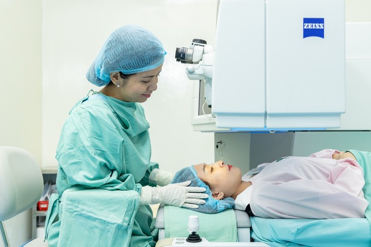 50.000 ca phẫu thuật khúc xạ thành công tại Bệnh viện Đa khoa Mắt Sài Gòn- Ảnh 1. 50.000 ca phẫu thuật khúc xạ thành công tại Bệnh viện Đa khoa Mắt Sài Gòn- Ảnh 1.