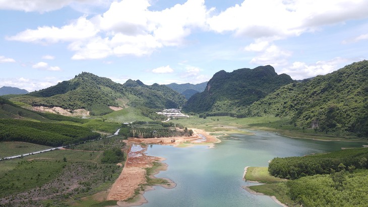 Người dân khốn khổ khi sống gần trại lợn 'khủng' - Ảnh 1. Người dân khốn khổ khi sống gần trại lợn 'khủng' - Ảnh 1.