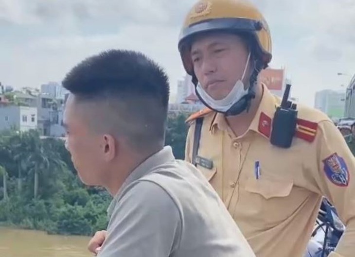 Khuyên thanh niên bỏ ý định nhảy cầu Chương Dương tự tử- Ảnh 1. Khuyên thanh niên bỏ ý định nhảy cầu Chương Dương tự tử- Ảnh 1.