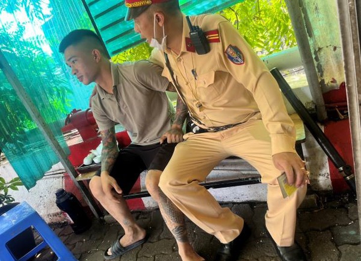Khuyên thanh niên bỏ ý định nhảy cầu Chương Dương tự tử- Ảnh 2. Khuyên thanh niên bỏ ý định nhảy cầu Chương Dương tự tử- Ảnh 2.