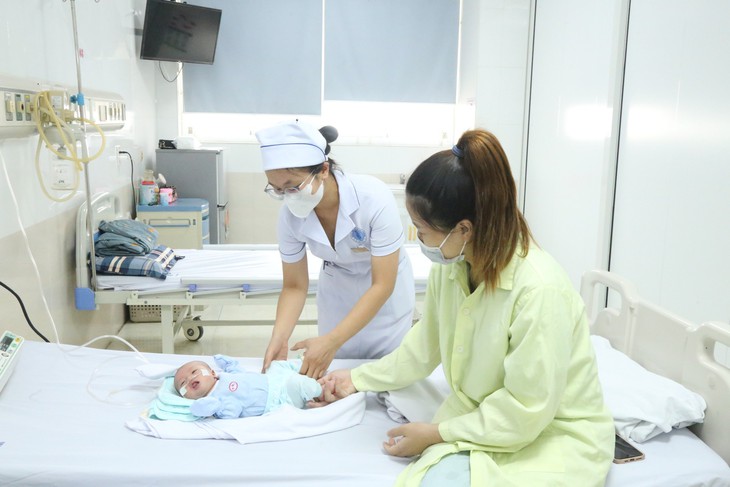 Bộ trưởng Bộ Y tế gửi thư khen nữ điều dưỡng cấp cứu bé sơ sinh ngừng thở trên taxi - Ảnh 1. Bộ trưởng Bộ Y tế gửi thư khen nữ điều dưỡng cấp cứu bé sơ sinh ngừng thở trên taxi - Ảnh 1.
