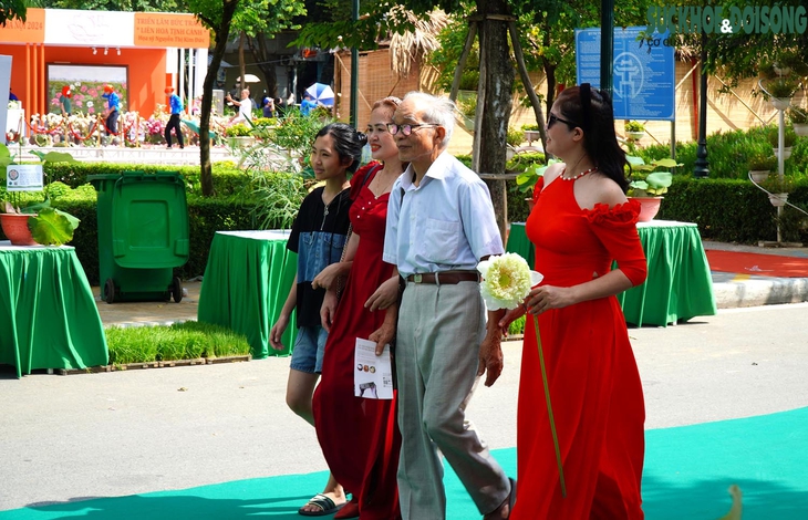 Người dân thích thú trải nghiệm Lễ hội Sen lần đầu có mặt tại Hà Nội- Ảnh 2. Người dân thích thú trải nghiệm Lễ hội Sen lần đầu có mặt tại Hà Nội- Ảnh 2.
