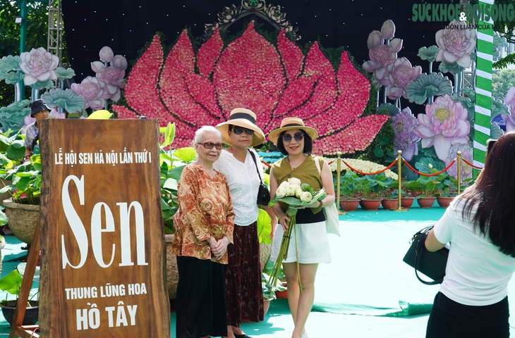 Người dân thích thú trải nghiệm Lễ hội Sen lần đầu có mặt tại Hà Nội- Ảnh 3. Người dân thích thú trải nghiệm Lễ hội Sen lần đầu có mặt tại Hà Nội- Ảnh 3.