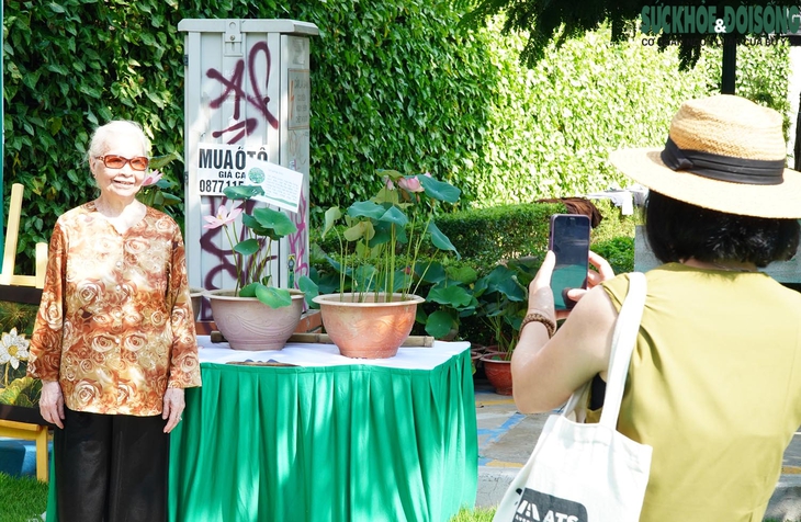 Người dân thích thú trải nghiệm Lễ hội Sen lần đầu có mặt tại Hà Nội- Ảnh 4. Người dân thích thú trải nghiệm Lễ hội Sen lần đầu có mặt tại Hà Nội- Ảnh 4.
