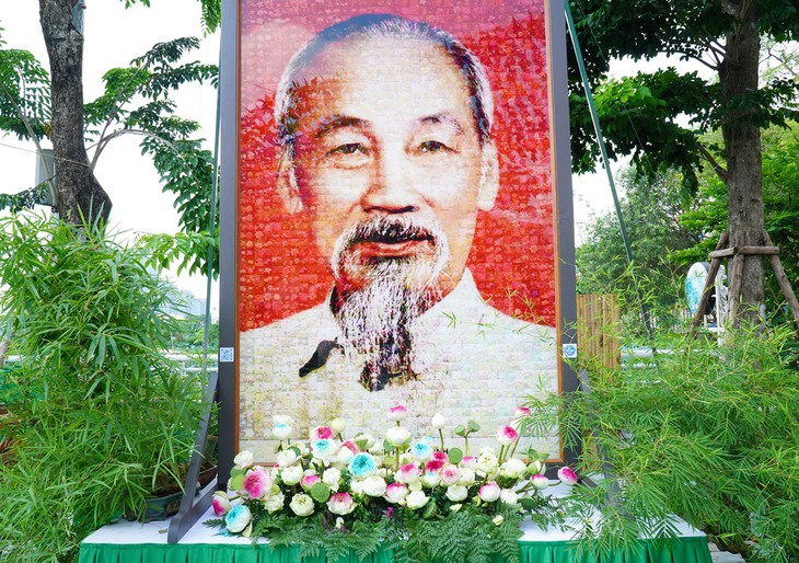 Người dân thích thú trải nghiệm Lễ hội Sen lần đầu có mặt tại Hà Nội- Ảnh 9. Người dân thích thú trải nghiệm Lễ hội Sen lần đầu có mặt tại Hà Nội- Ảnh 9.