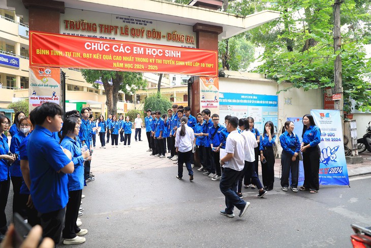 Chiều nay, các trường THPT ở Hà Nội nhận hồ sơ thí sinh trúng tuyển bổ sung lớp 10- Ảnh 1. Chiều nay, các trường THPT ở Hà Nội nhận hồ sơ thí sinh trúng tuyển bổ sung lớp 10- Ảnh 1.