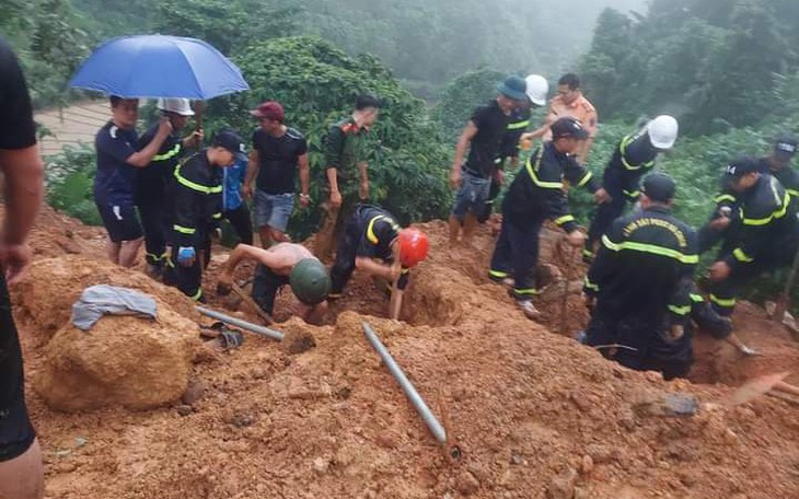 Tìm thấy 11 thi thể trong vụ sạt lở đất vùi lấp xe khách ở Hà Giang