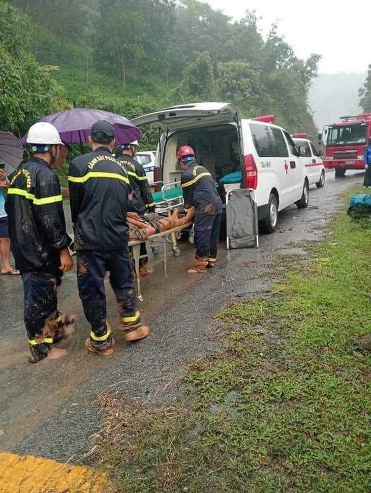 Tìm thấy 11 thi thể trong vụ sạt lở đất vùi lấp xe khách ở Hà Giang- Ảnh 6.