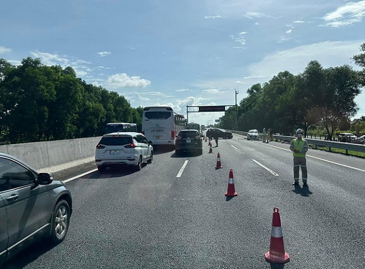 Tai nạn trên cao tốc Hà Nội - Hải Phòng, ùn tắc 4 km- Ảnh 1.