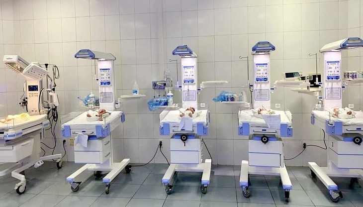 Bàng hoàng trẻ sơ sinh bị bỏ rơi, dây rốn chưa cắt, giòi bu kín, cơ thể nhiều vết côn trùng cắn- Ảnh 2.