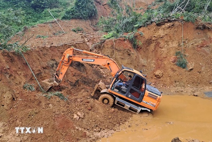 Vụ sạt lở tại Hà Giang: Dừng tìm kiếm nạn nhân, tập trung thông đường- Ảnh 1. Vụ sạt lở tại Hà Giang: Dừng tìm kiếm nạn nhân, tập trung thông đường- Ảnh 1.