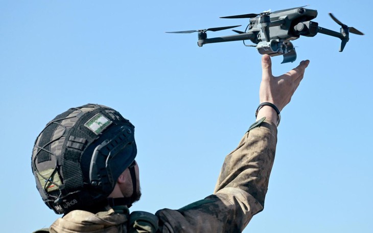 Máy bay không người lái FPV Nga tấn công trực thăng Baba Yaga Ukraine