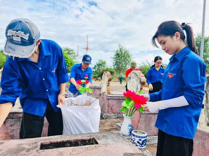 Nghìn đóa sen hồng dâng mộ liệt sĩ- Ảnh 1.