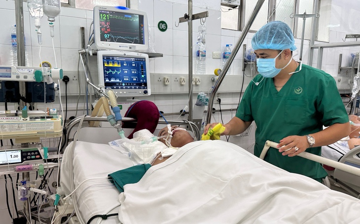 Người cha nghèo nguy kịch tính mạng sau tai nạn giao thông, các con thơ nheo nhóc
