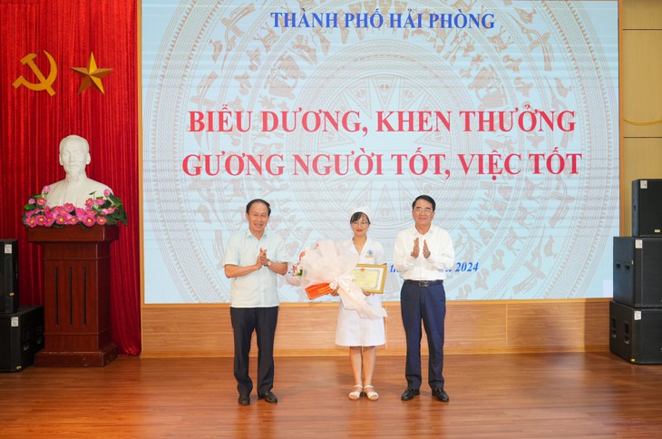 Khen thưởng nữ điều dưỡng Hải Phòng cấp cứu bé sơ sinh ngừng thở trên taxi- Ảnh 1. Khen thưởng nữ điều dưỡng Hải Phòng cấp cứu bé sơ sinh ngừng thở trên taxi- Ảnh 1.