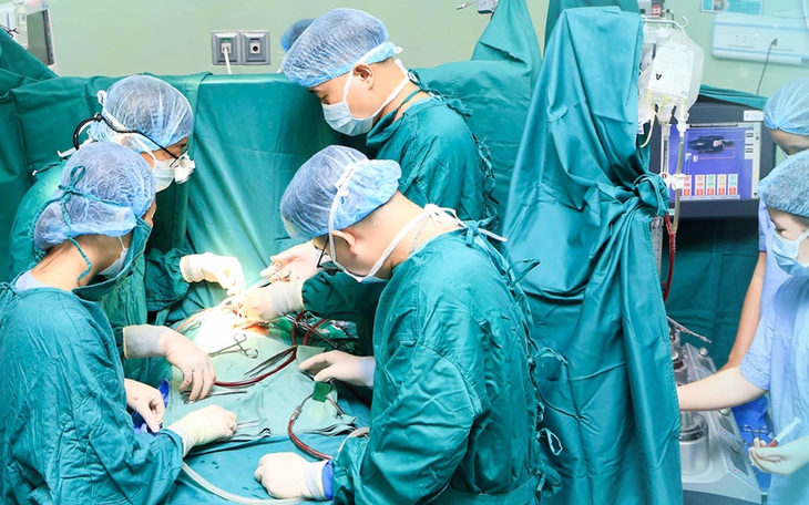 Cứu sống bé trai 9 tháng tuổi bị dị dạng mạch máu hình chiếc nhẫn thắt đường thở