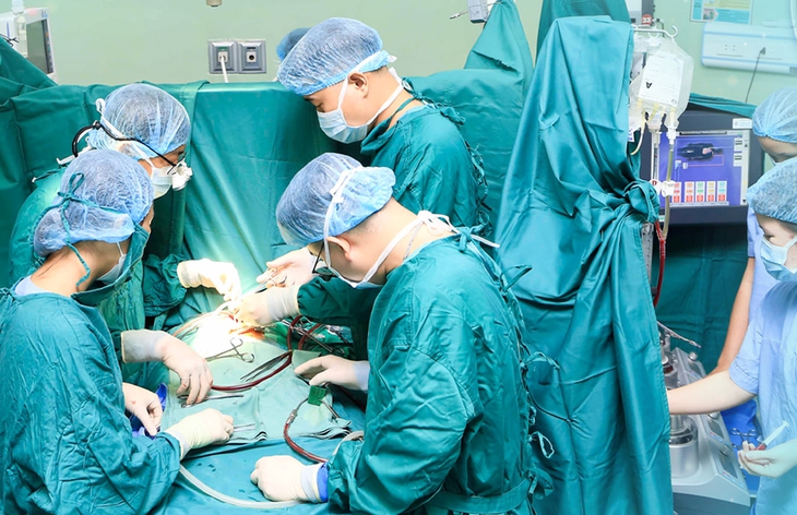 Ê-kíp phẫu thuật tim bẩm sinh tiến hành tạo hình quai động mạch chủ đôi cho bệnh nhân N.T.Q. Ảnh: Hoàng Yến. Ê-kíp phẫu thuật tim bẩm sinh tiến hành tạo hình quai động mạch chủ đôi cho bệnh nhân N.T.Q. Ảnh: Hoàng Yến.