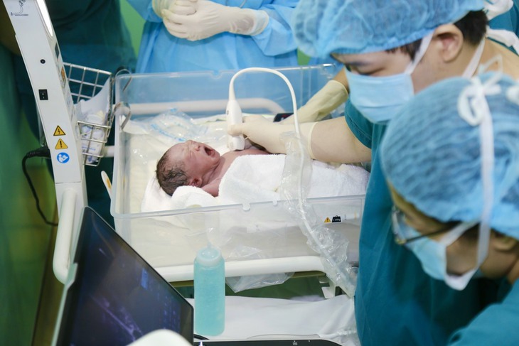 Em bé thứ 3 được thông tim xuyên bào thai chào đời khoẻ mạnh- Ảnh 2.