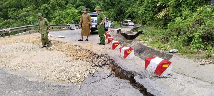 Sụt lún nghiêm trọng trên quốc lộ ở miền núi Nghệ An- Ảnh 1. Sụt lún nghiêm trọng trên quốc lộ ở miền núi Nghệ An- Ảnh 1.