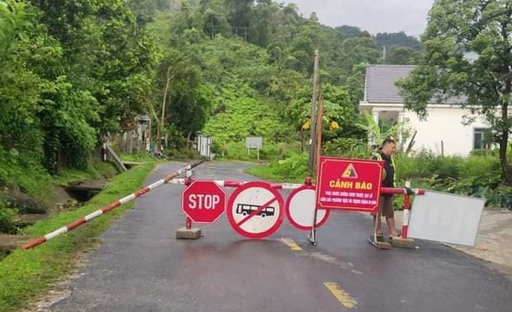 Sụt lún nghiêm trọng trên quốc lộ ở miền núi Nghệ An- Ảnh 3. Sụt lún nghiêm trọng trên quốc lộ ở miền núi Nghệ An- Ảnh 3.