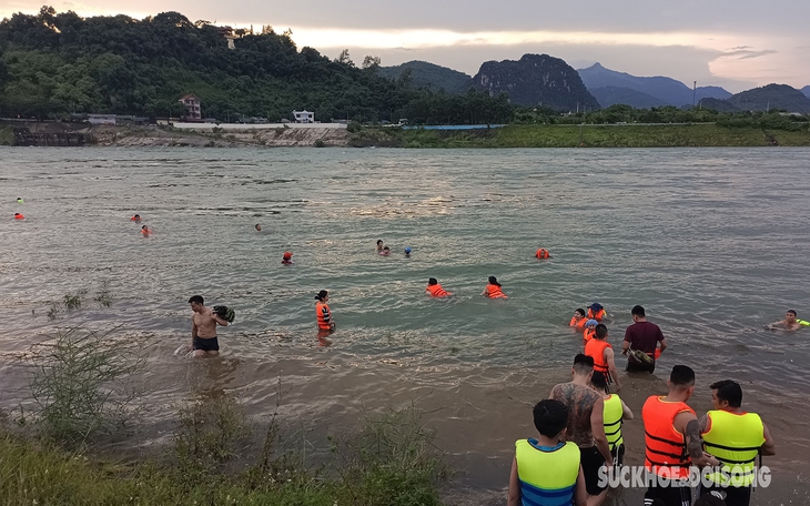 Người dân bất chấp nguy hiểm kéo nhau ra tắm sông khi thủy điện Hòa Bình xả lũ