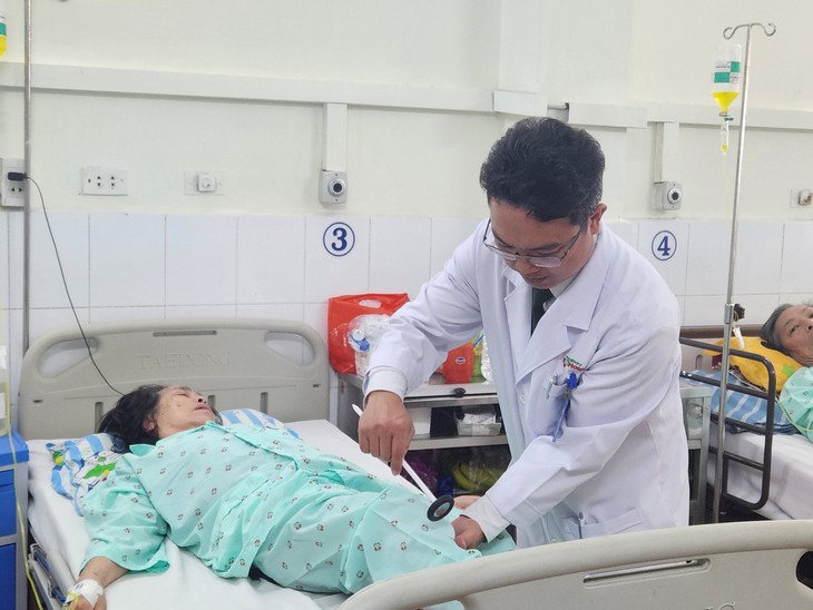 Dùng đơn thuốc của đồng nghiệp chữa đau lưng, người đàn ông xuất huyết tiêu hóa nằm viện cả tháng- Ảnh 2. Dùng đơn thuốc của đồng nghiệp chữa đau lưng, người đàn ông xuất huyết tiêu hóa nằm viện cả tháng- Ảnh 2.