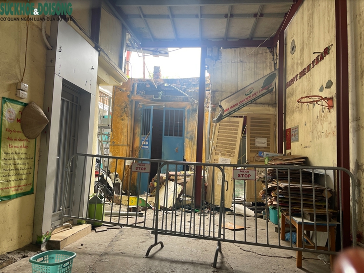 Cận cảnh bên trong ngôi nhà xuất hiện ‘hố tử thần’ ở Hà Nội- Ảnh 3.