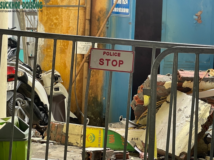 Cận cảnh bên trong ngôi nhà xuất hiện ‘hố tử thần’ ở Hà Nội- Ảnh 6.