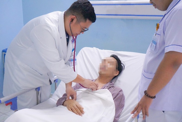 Hồi sinh ngoạn mục người đàn ông đột ngột ngã và ngừng thở khi đang uống cafe- Ảnh 1. Hồi sinh ngoạn mục người đàn ông đột ngột ngã và ngừng thở khi đang uống cafe- Ảnh 1.