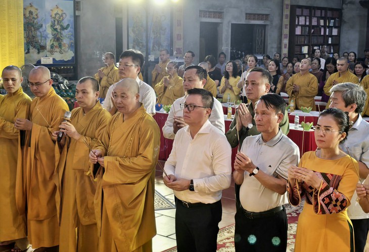 Đồng chí Lê Quốc Minh và các đại biểu dâng hương tưởng niệm các liệt sĩ nhà báo. Đồng chí Lê Quốc Minh và các đại biểu dâng hương tưởng niệm các liệt sĩ nhà báo.