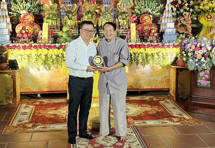 Chủ tịch Hội Nhà báo Việt Nam Lê Quốc Minh tặng kỷ niệm chương cho nhà báo Văn Hiền. Chủ tịch Hội Nhà báo Việt Nam Lê Quốc Minh tặng kỷ niệm chương cho nhà báo Văn Hiền.