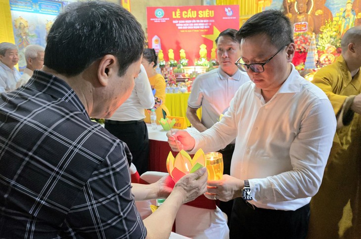 Chủ tịch Hội Nhà báo Việt Nam truyền đăng cho các đại biểu. Chủ tịch Hội Nhà báo Việt Nam truyền đăng cho các đại biểu.
