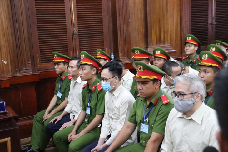 Cựu Cục trưởng Cục đăng kiểm cùng các đồng phạm hầu toà, an ninh được siết chặt- Ảnh 3. Cựu Cục trưởng Cục đăng kiểm cùng các đồng phạm hầu toà, an ninh được siết chặt- Ảnh 3.