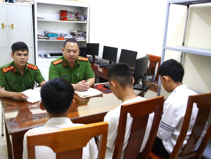 Nhóm học sinh ném đá làm vỡ kính tàu Bắc Nam để... đùa nghịch- Ảnh 1. Nhóm học sinh ném đá làm vỡ kính tàu Bắc Nam để... đùa nghịch- Ảnh 1.