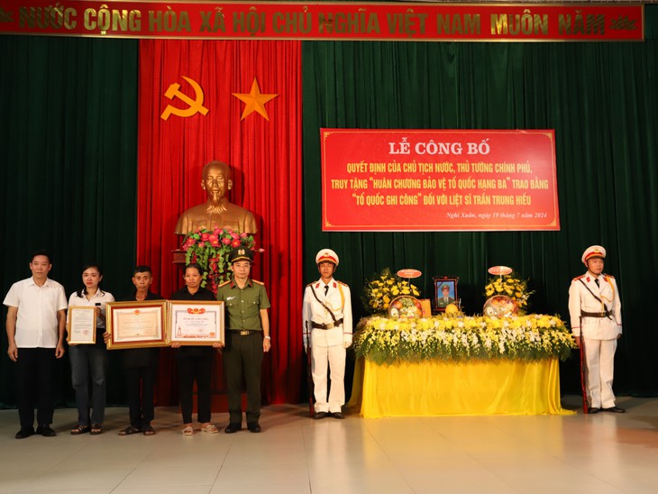 Trao bằng Tổ quốc ghi công cho gia đình liệt sĩ Trần Trung Hiếu- Ảnh 1. Trao bằng Tổ quốc ghi công cho gia đình liệt sĩ Trần Trung Hiếu- Ảnh 1.