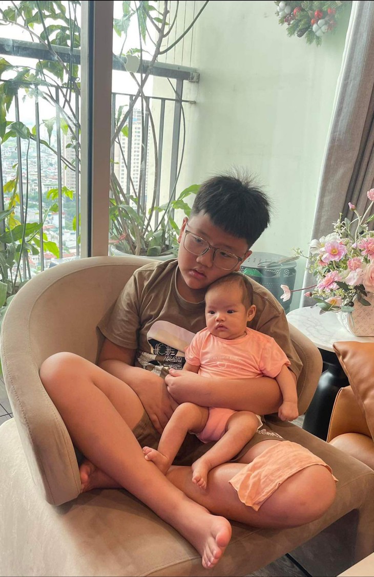 Biểu cảm cực đáng yêu của con trai Thu Quỳnh khi chăm em gái- Ảnh 1. Biểu cảm cực đáng yêu của con trai Thu Quỳnh khi chăm em gái- Ảnh 1.