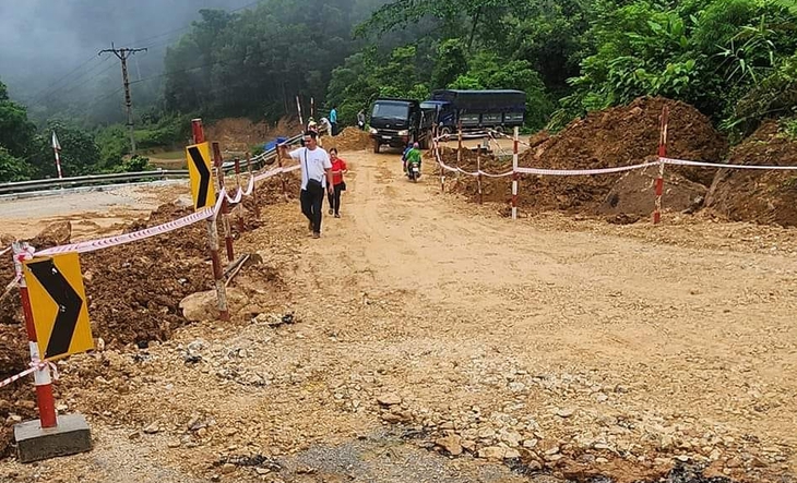 Phong tỏa quốc lộ 16 vì tiếp tục sụt lún, nguy hiểm- Ảnh 2. Phong tỏa quốc lộ 16 vì tiếp tục sụt lún, nguy hiểm- Ảnh 2.