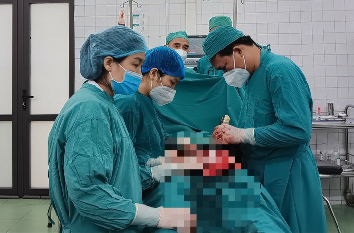 Cán bộ y tế hiến máu cứu sản phụ nguy kịch lúc rạng sáng- Ảnh 1.