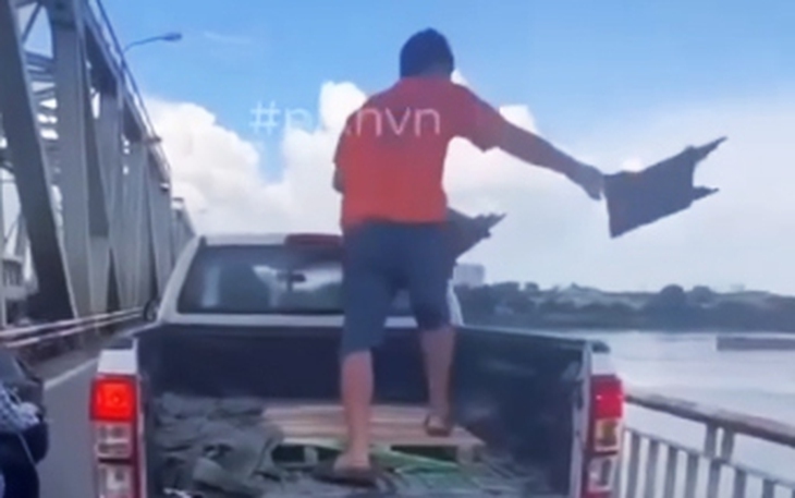 Hành vi ném rác ra sông Hồng bị xử phạt thế nào?