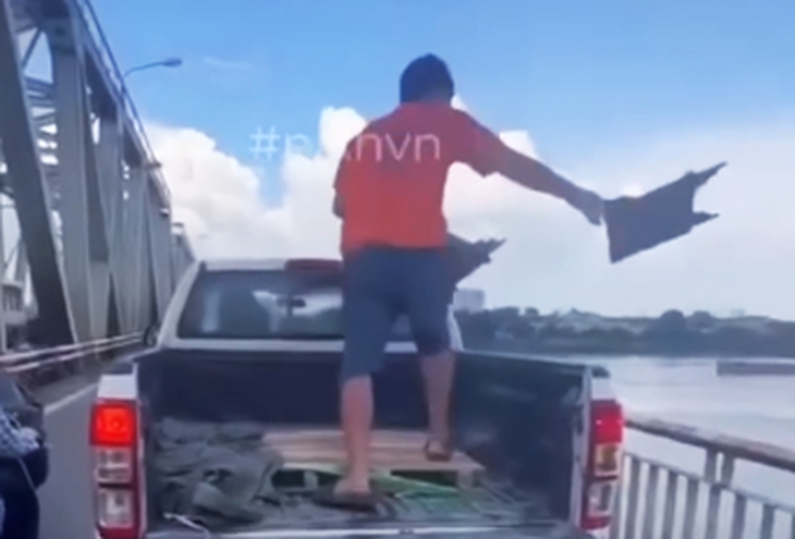 Hành vi ném rác ra sông Hồng bị xử phạt thế nào?- Ảnh 1.