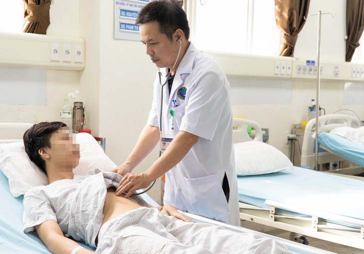 Hút thuốc lá nhiều năm, nam thanh niên vào viện cấp cứu rút 1 lít máu- Ảnh 1. Hút thuốc lá nhiều năm, nam thanh niên vào viện cấp cứu rút 1 lít máu- Ảnh 1.