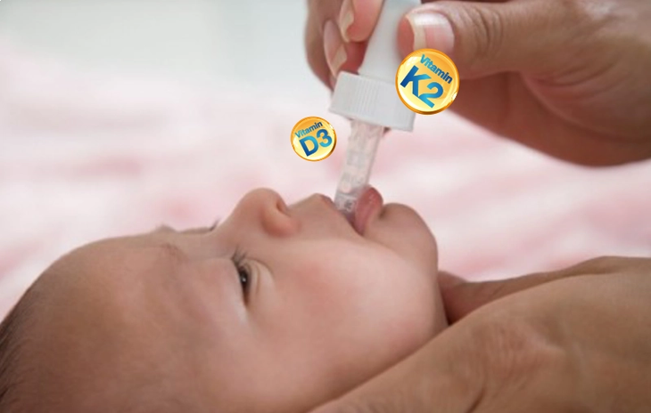 Trẻ dùng sữa công thức, cha mẹ cần chú ý điều chỉnh liều D3K2 cho con- Ảnh 1.