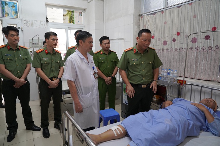 Tạm giữ đối tượng không chấp hành kiểm tra, bỏ chạy đâm ngã đại úy CSGT- Ảnh 1.