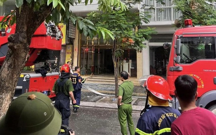 Cháy nhà cao tầng tại cầu giấy, cảnh sát PCCC phải dùng xe thang tiếp cận